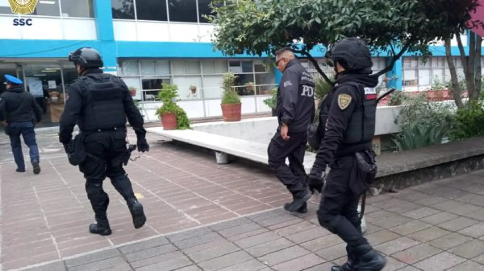 Atiende policía CDMX amenaza de bomba en escuela del INAH; desalojaron a 500 personas